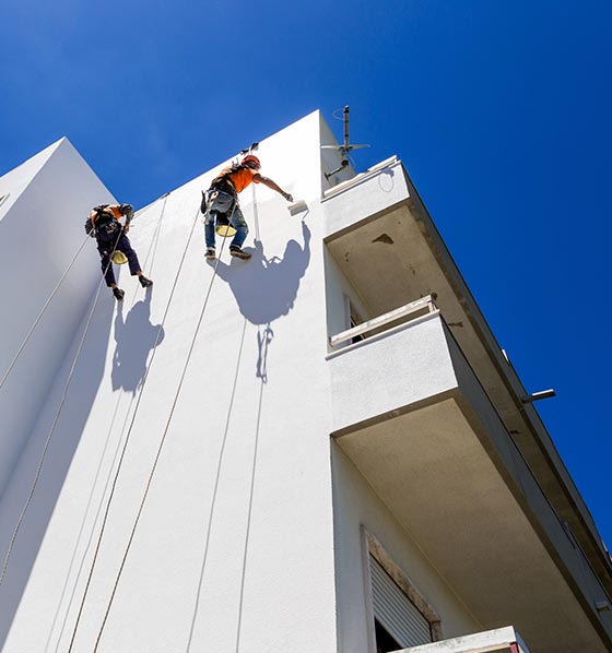 Hombres pintando fachada